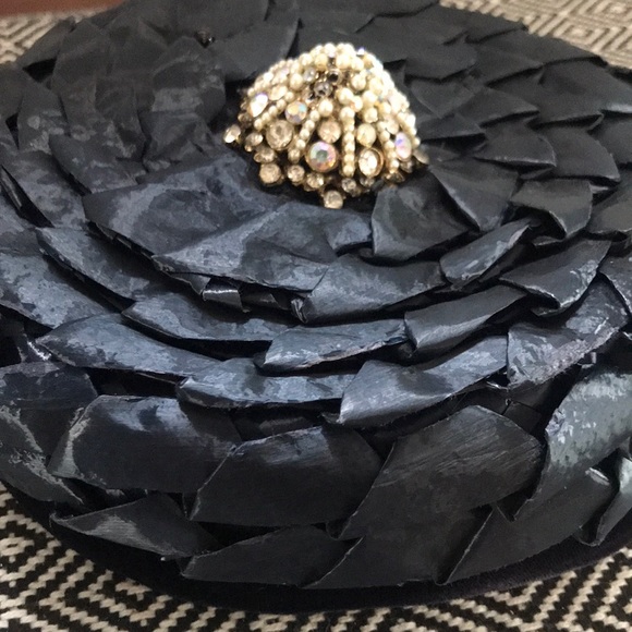 Vintage shiny black pillbox hat - Picture 2 of 12